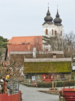 2014-02-23 Ausflug zum Balaton CIMG1918 Tihany Haeuser+Reetdach+Benediktinerabtei