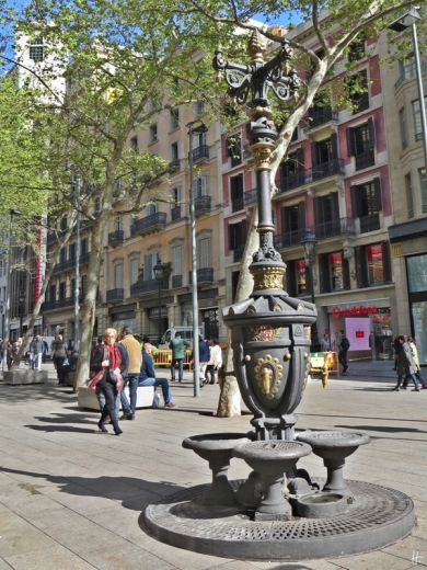 2015-04-10 Barcelona IMG_2001 Avinguda Portal de l'Àngel Brunnen