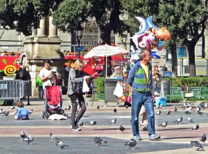 2015-04-10 Barcelona IMG_2011 Tauben+Menschen an der Plaza de Catalunya