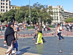 2015-04-10 Barcelona IMG_2012 Tauben+Menschen an der Plaza de Catalunya