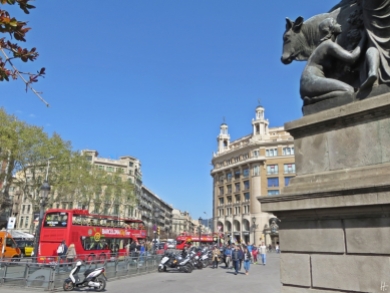 2015-04-10 Barcelona IMG_2019 Rinderskulptur an der Plaza de Catalunya