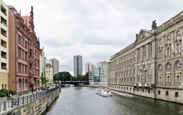 2015-07-28 BERLIN-Tage 323S Rathausbrücke+Neuer Marstall+Spreeufer (ex Burgstrasse)+Kurfürstenhaus+Schiffe