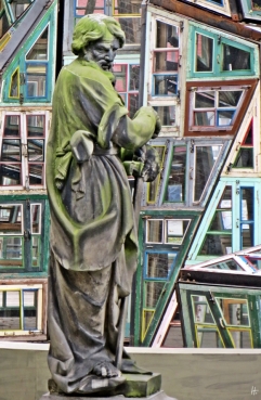 2015-08-24 4_Brügge_2 Sint-Salvatorskathedraal (10) Stein-Skulptur+chin.Fensterkunst von Song Dong
