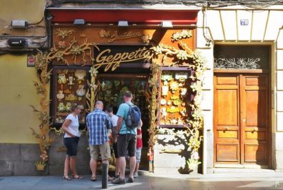 2017-04-11_8 MADRID-Urlaub (101) Calle Mayor 78, Bartolucci Holz-Dingens 'Geppetto'-Kette