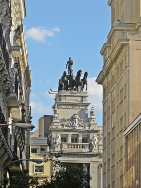 Durchblick von der Gran Vía auf eine Quadriga des Edificio del Banco de Bilbao, Calle Alcalá