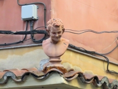 Terracotta-Kopf über der Ecke Plaza Santa Ana - Calle Álvarez Gato