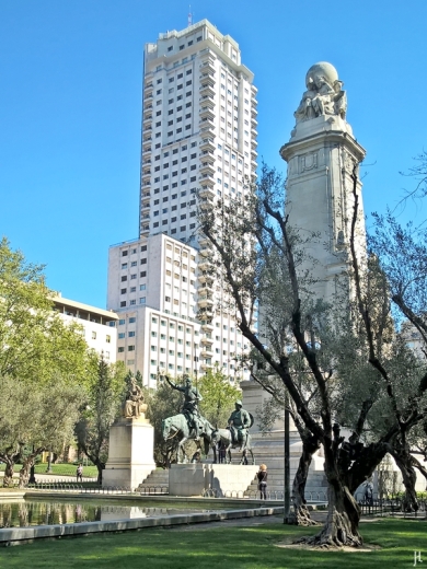 2017-04-12_5 MADRID-Urlaub (109) Plaza de España - Monumento a Cervantes vor dem Hochhaus 'Torre de Madrid', Don Quixote, Sancho Panza, Dulcinea sowie die allegorischen lesenden Kontinente des Globus