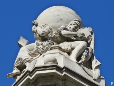 2017-04-12_5 MADRID-Urlaub (65) Plaza de España - Monumento a Cervantes - die lesenden Kontinente auf der Spitze (Lorenzo Coullaut Valera, 1925-'30)