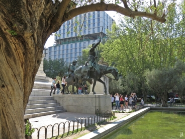 2017-04-12_5 MADRID-Urlaub (77) Plaza de España - Monumento a Cervantes - Don Quixote + Sancho Panza + Olivenbaum