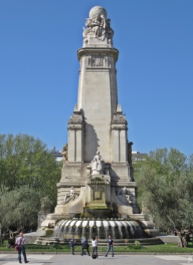 2017-04-12_5 MADRID-Urlaub (79) Plaza de España - Monumento a Cervantes - mit 'Literatur'+Brunnen