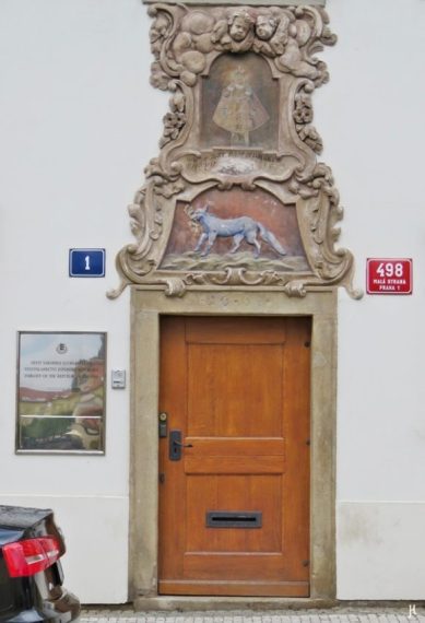 Kleinseite - auf der Kampa, am anderen Ende des Platzes Na Kampe: das 'Haus zu den blauen Füchsen' bzw. 'Zu den 3 Goldenen Knöpfen' mit Ursprung im 17. Jh., Tür