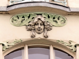 2017-07-15 Prag_6 Masarykovo nabrezi (20) Nr. 234-26 Art Nouveau Gesicht