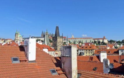 2017-07-16 Abreisemorgen in Prag (1) 8h-Fensterblick zum Hradschin