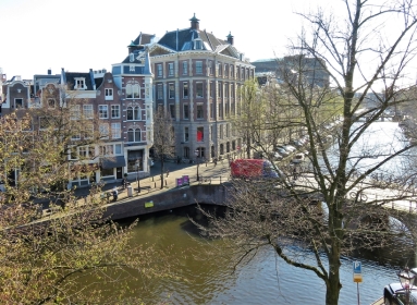 2019-04-10 NL Amsterdam (3) Fensterblick Keizersgracht - Brücke Nieuwe Spiegelstraat