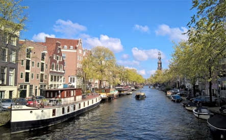 2019-04-13 NL Amsterdam Prinsengracht (1) Schiff 'Musard' vorn, Turm der Westkerk hinten