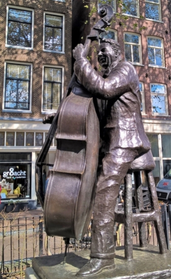 2019-04-13 NL Amsterdam Prinsengracht - Elandsgracht, eine der Bronzeplastiken von Bildhauer Kees Verkade auf dem Johny Jordaan Plein: Manke Nelis (enthüllt 2005)